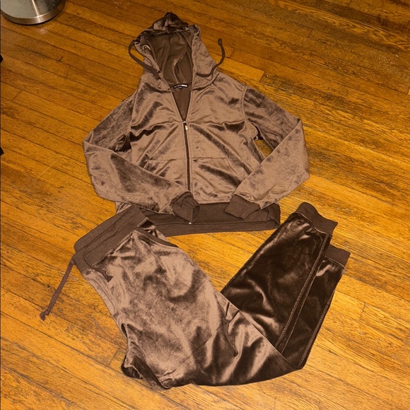 Fashion Nova Chocolate Velour Set - Picture 3 of 6